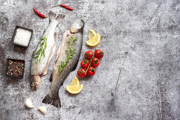 Pescado crudo sobre un fondo gris