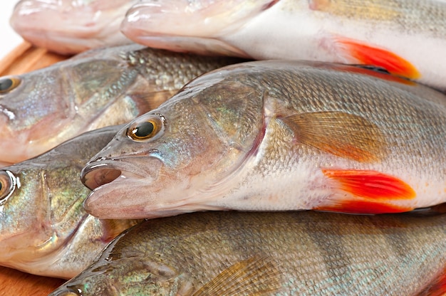 Pescado crudo en una tabla de cortar aislada