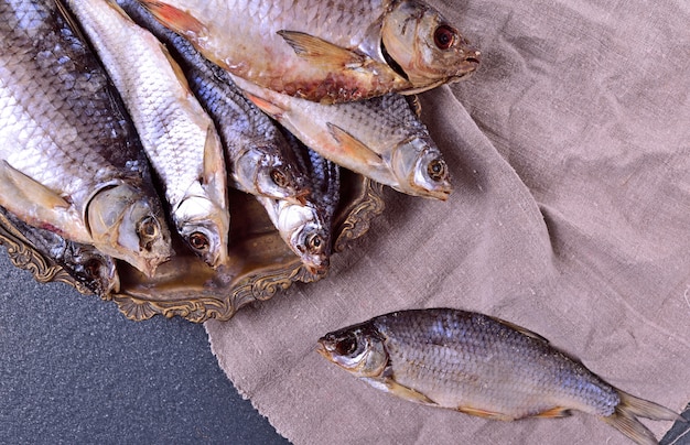 Pescado curado carpa en una placa de hierro