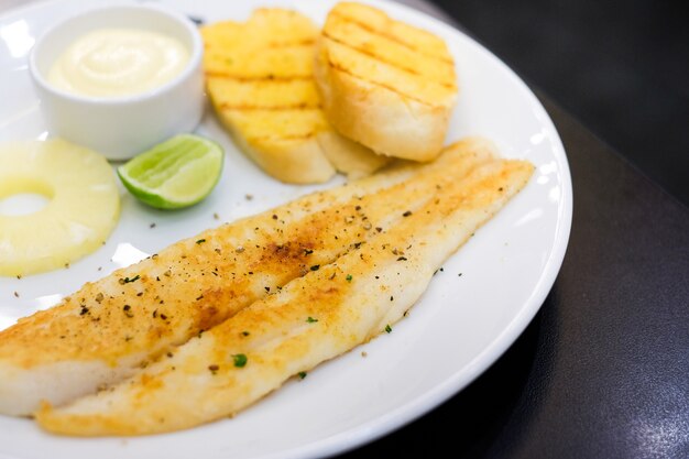 Pescado dolly a la plancha con pimienta negra