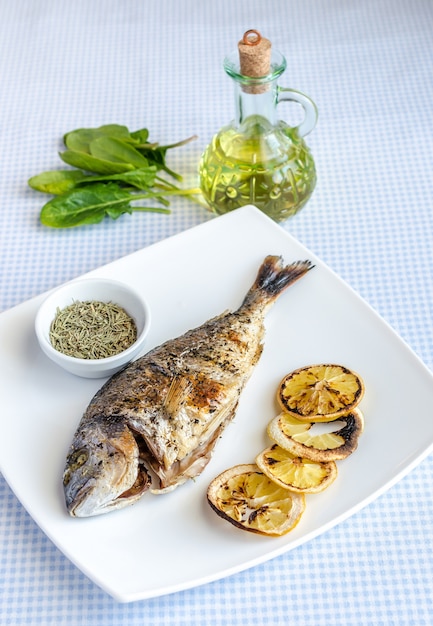 Pescado dorada a la plancha con limón y espinacas