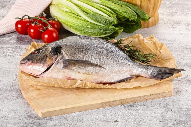 El pescado dorada servido con romero