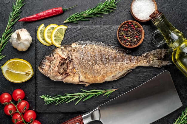 Pescado dorado al horno en mesa de piedra