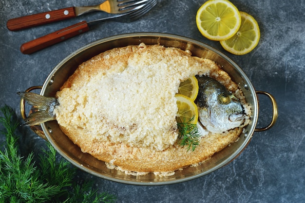 Pescado dorado al horno en sal gruesa mezclado con clara de huevo