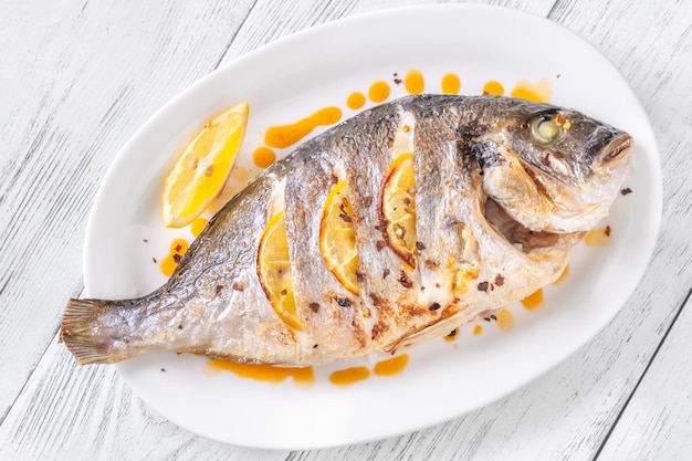 Pescado dorado al horno