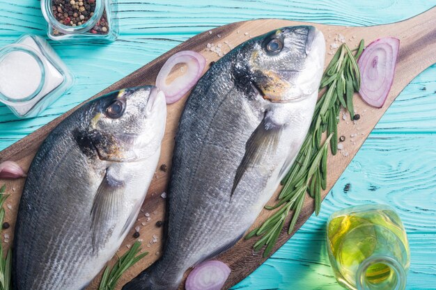 Pescado dorado crudo e ingrediente para cocinar mariscos.