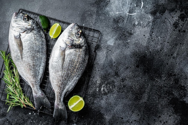 Pescado dorado dorado crudo listo para cocinar Fondo negro Vista superior Espacio de copia