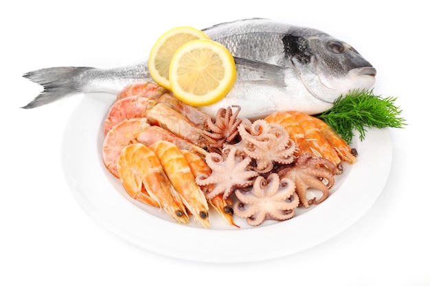 Pescado dorado fresco y otros mariscos aislados en blanco