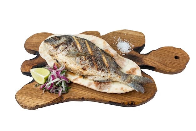 Pescado dorado frito servido en una tabla de madera con tortilla cebolla limón y sal Apetitoso plato mediterráneo Primer plano Aislado sobre fondo blanco