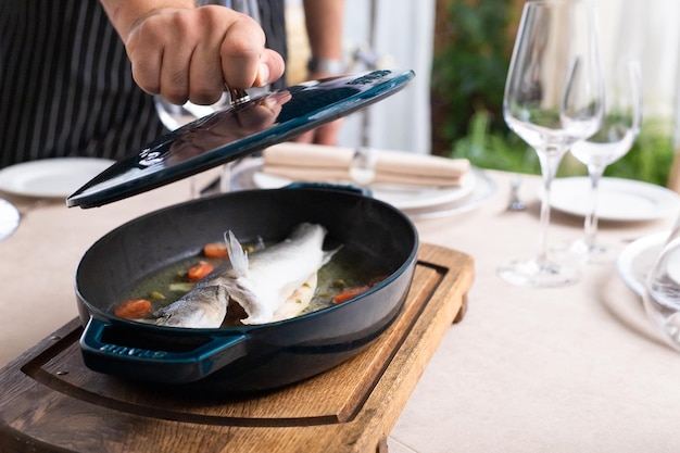 Foto pescado dorado en pan preparado para la mesa en el restaurante