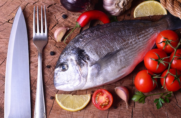 Pescado dorado y verduras