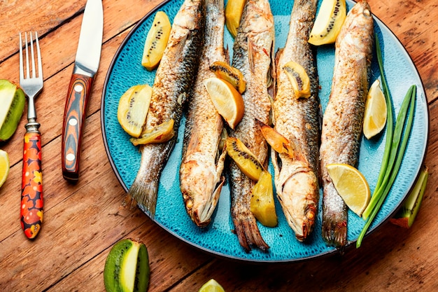 Pescado entero al horno con kiwi y lima