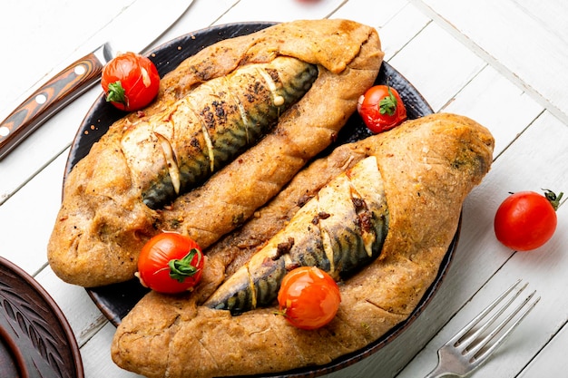 Pescado entero al horno en masa pastel de pescado