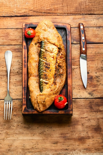 Foto pescado entero al horno en masa