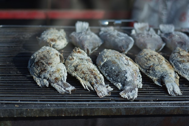 El pescado es marisco de pescado amarillo a la parrilla