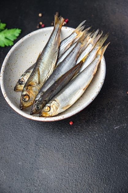 Pescado espadín ahumado arenque salado comida de marisco comida snack en la mesa espacio de copia fondo de comida