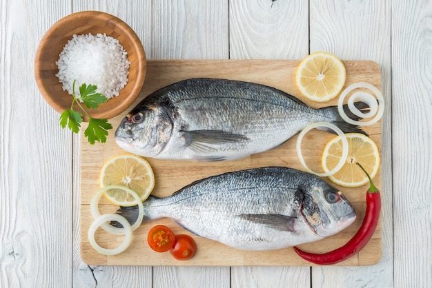 Pescado con especias en una tabla de madera