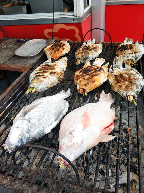 El pescado fresco se asa a la parrilla en la lonja.