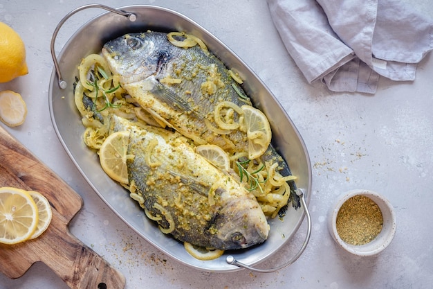 Pescado fresco dorado marinado con limón y cebolla