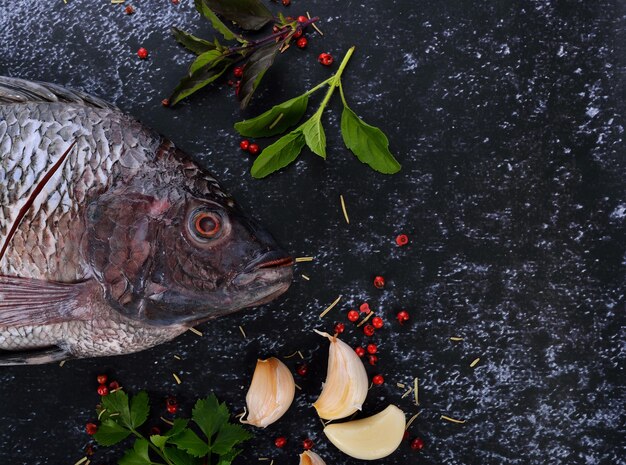 Pescado fresco e ingredientes para cocinar.