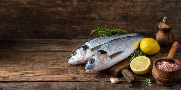 pescado fresco en fondo de mesa de madera con espacio para copiar