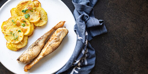 Pescado fresco frito y rodajas de patata adornan omega