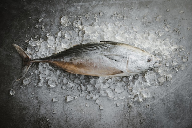 Pescado fresco en el hielo en el mercado. Pescado crudo marisco en negro