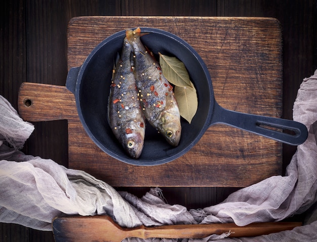 Pescado fresco pelado de escamas con especias