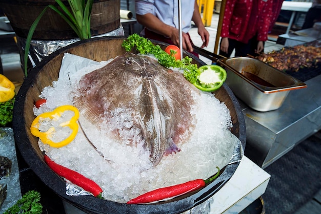 Pescado fresco de raya sobre hielo listo para vender en el mercado tradicional