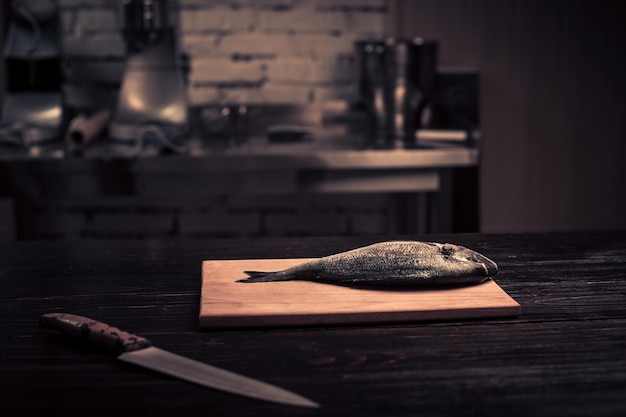 Pescado fresco en una tabla de cortar de madera