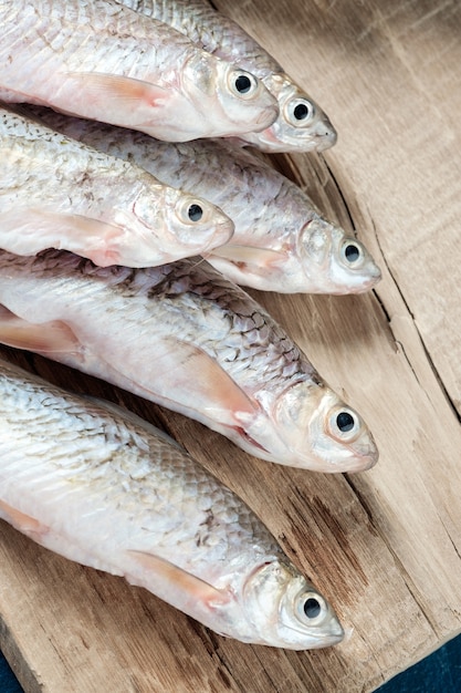 Pescado fresco en una tabla de cortar de madera