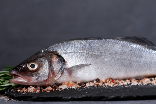 pescado fresco a la tabla, lubina