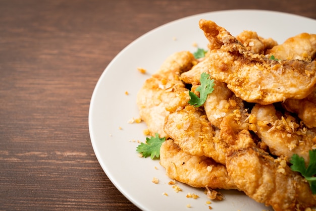 Pescado frito con ajo en un plato