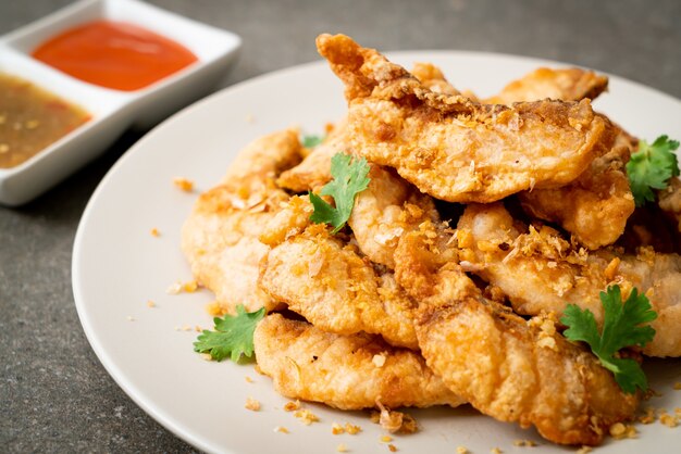 Pescado frito con ajo en un plato