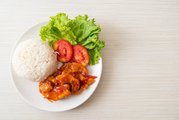 Pescado frito cubierto con salsa de chile de 3 sabores con arroz