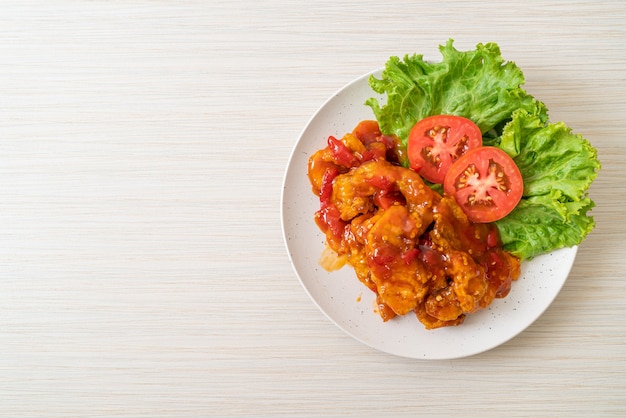 Pescado frito cubierto con salsa de chile de 3 sabores (dulce, ácido, picante)