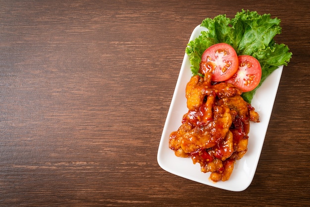 Pescado frito cubierto con salsa de chile de 3 sabores (dulce, ácido, picante)