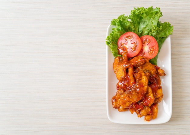 Pescado frito cubierto con salsa de chile de 3 sabores