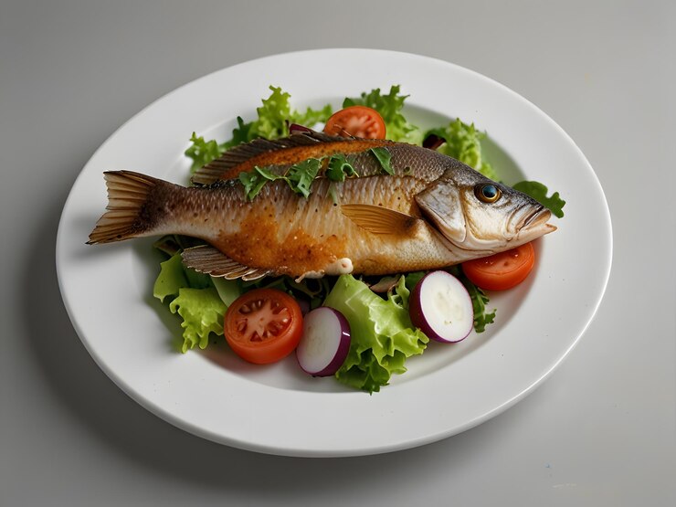Pescado frito con ensalada en un plato blanco Vista superior