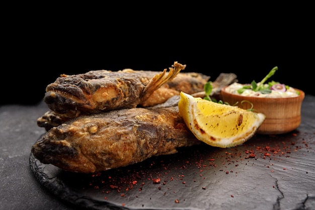 Pescado frito gobio del Mar Negro sobre un fondo oscuro