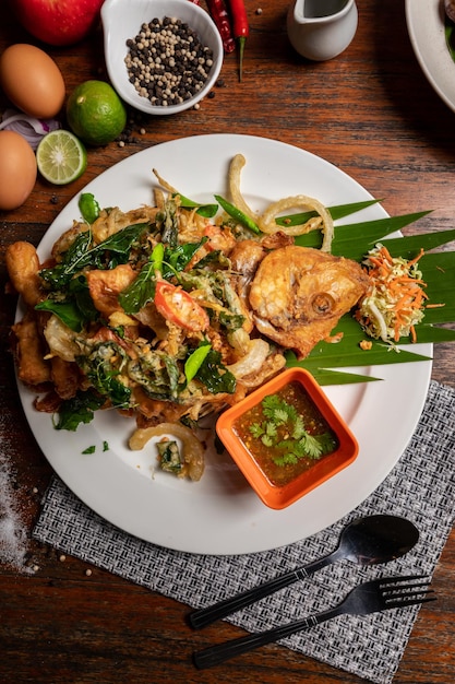 Pescado frito con hierbas comida tailandesa