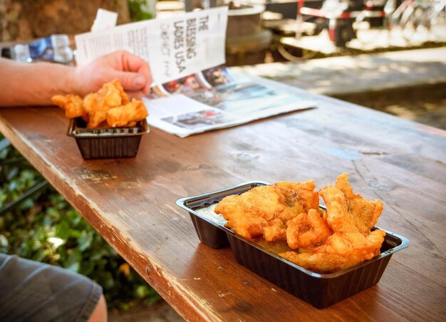 Pescado frito holandés en un café de la calle