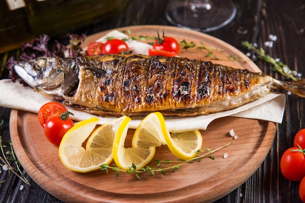 Pescado frito con limón