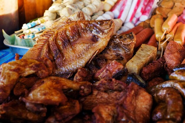 Pescado frito en el mercado asiático de la calle