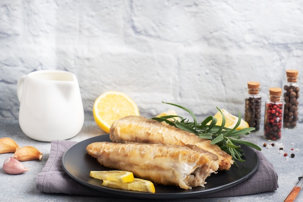 Pescado frito merluza Abadejo y rodajas de limón fresco