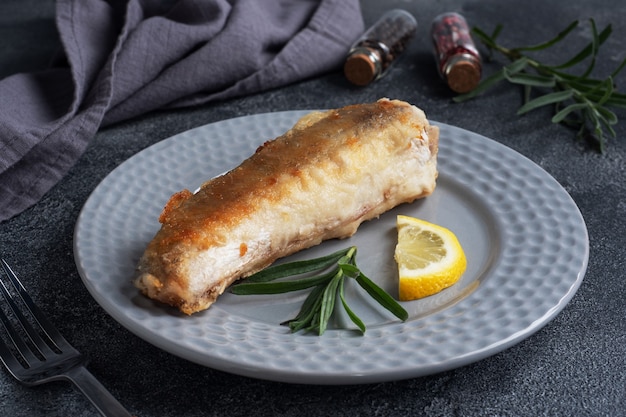 Pescado frito merluza Abadejo y rodajas de limón fresco