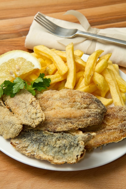 Foto pescado frito con papas fritas