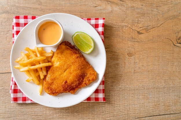 pescado frito con patatas fritas