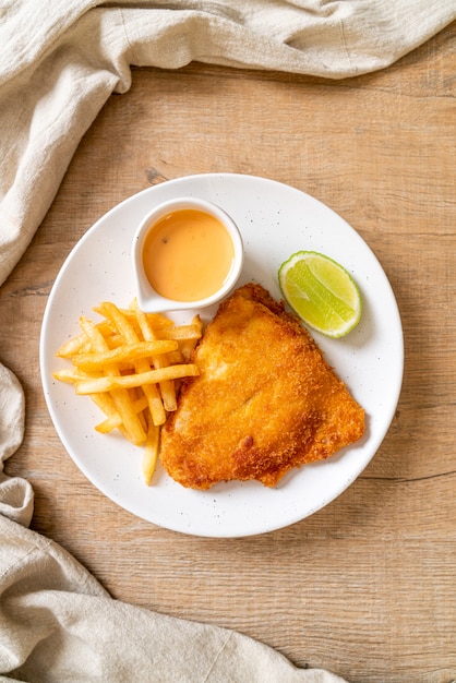 pescado frito con patatas fritas