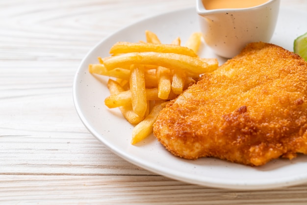 pescado frito con patatas fritas